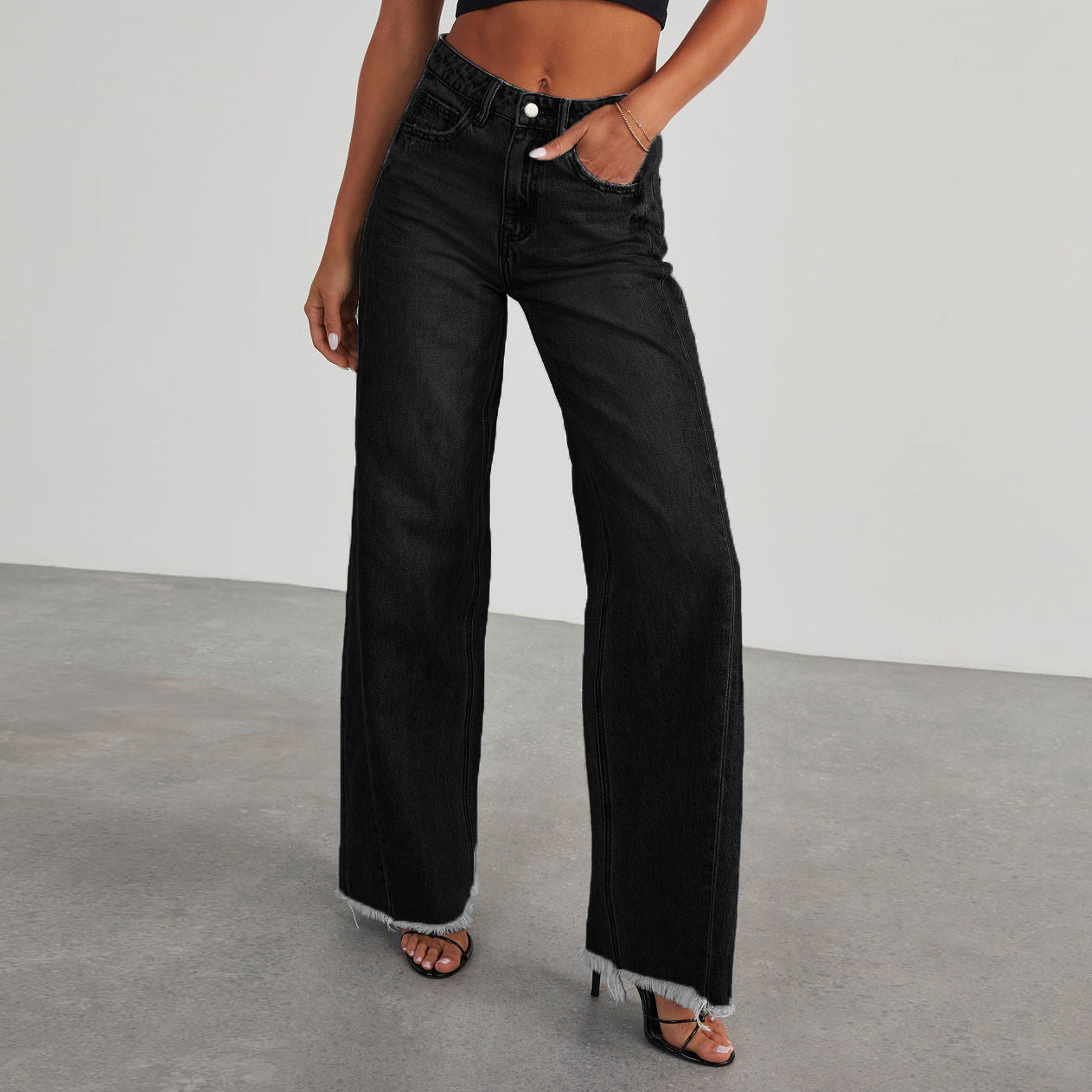 Relaxed Frayed Hem Jeans