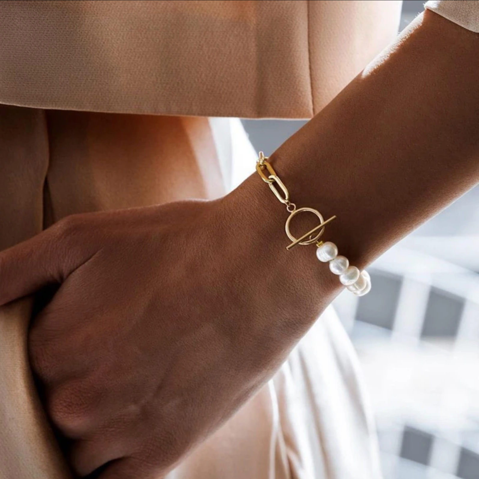 Paperclip Pearl Toggle Necklace